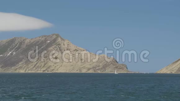 山景碧海泛舟在山上的海上航行视频的预览图