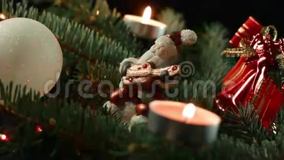 带有装饰圣诞树球和蜡烛的雕像圣诞老人视频的预览图