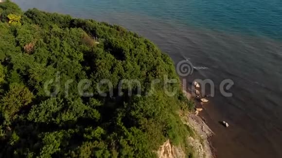 海边的岩石海岸线空中录像拍摄视频的预览图
