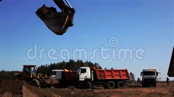 采石场的建筑机械视频的预览图