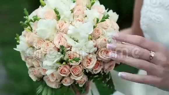新娘玫瑰花束和手握的细节视频的预览图
