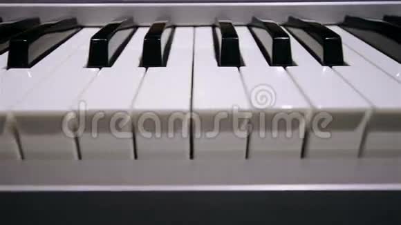 钢琴键盘视频的预览图