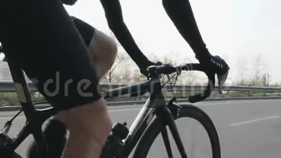 骑自行车和换挡的自行车关闭后续射击骑自行车的骑自行车者在运动视频的预览图
