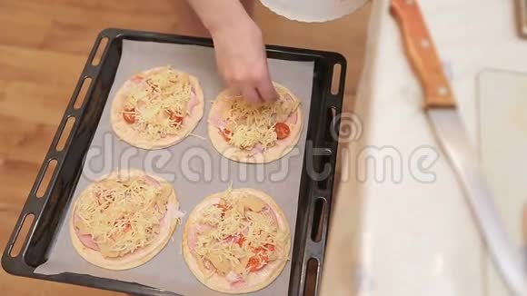 女人的手在家里倒奶酪做披萨视频的预览图