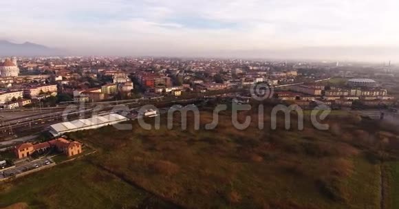 意大利托斯卡纳比萨市的空中拍摄用无人驾驶飞机拍摄视频的预览图
