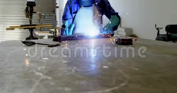 4k杆上使用火炬的女性焊工视频的预览图