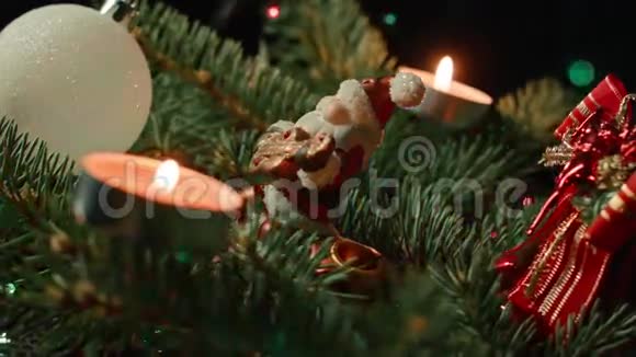 与圣诞老人一起过圣诞节圣诞树上装饰着和蜡烛视频的预览图