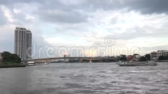 泰国首都桥心河畔曼谷摩天大楼的时间推移鸟瞰图视频的预览图
