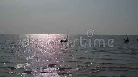 泰国渔民准备在日落时出海捕鱼泰国视频的预览图