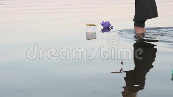 无名女子把百合放进水里视频的预览图