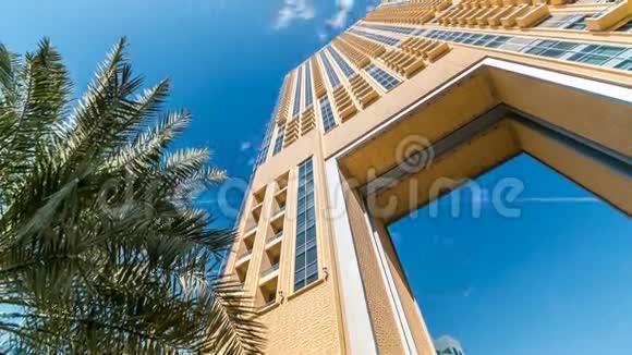 阿联酋迪拜码头的豪华住宅和商务建筑视频的预览图