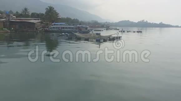 托巴湖带着离开乡村港湾的场景从印度尼西亚苏门答腊北部的萨摩西岛出发视频的预览图