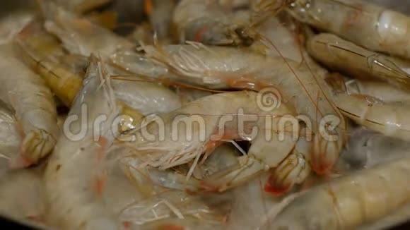生的鲜虾在平底锅中煎煮和吸烟视频的预览图