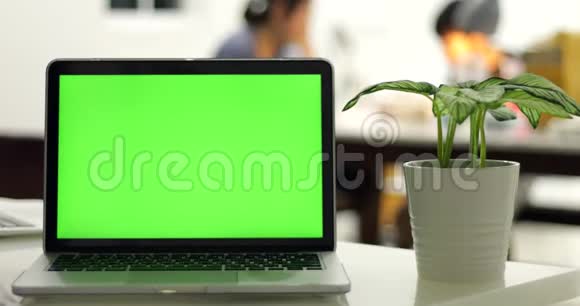 在工作组前面设置绿色笔记本电脑屏幕视频的预览图