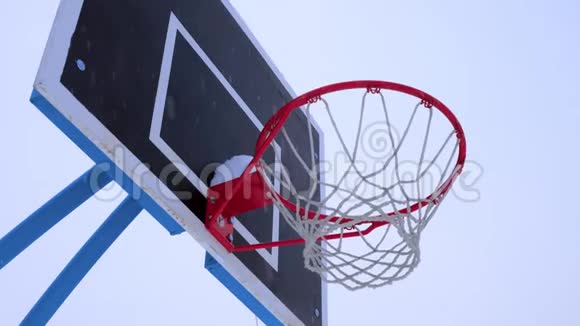 篮球在冬天飞进篮子里视频的预览图