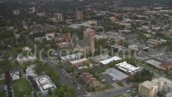 盐湖城市中心日落和大教堂的空中拍摄视频的预览图