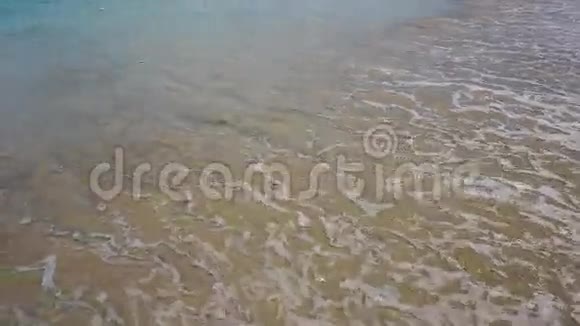 海浪冲刷着巴厘岛的海岸视频的预览图