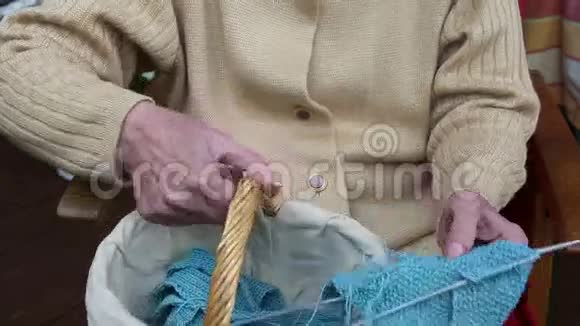 大个子女人织围巾的特写视频的预览图