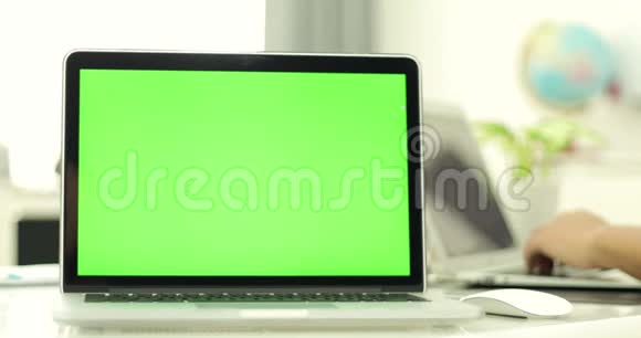 在工作组前面设置绿色笔记本电脑屏幕视频的预览图