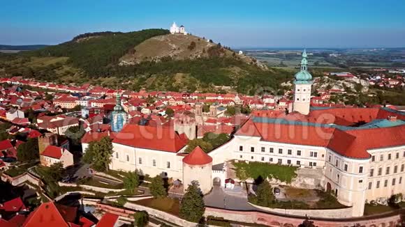 捷克共和国南摩拉维亚的Mikulov城堡的鸟瞰图视频的预览图