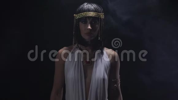 古埃及古埃及埃及艳后身穿白色礼服灯光戏剧化视频的预览图