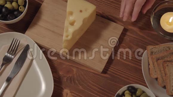 女人牵着桌子上男人的手是奶酪橄榄视频的预览图