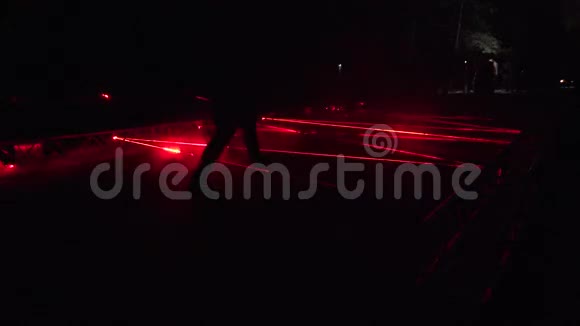人们行走激光在公园夜光秀中形成红线4K视频的预览图
