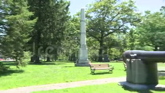 公园有纪念碑长凳和佳能视频的预览图