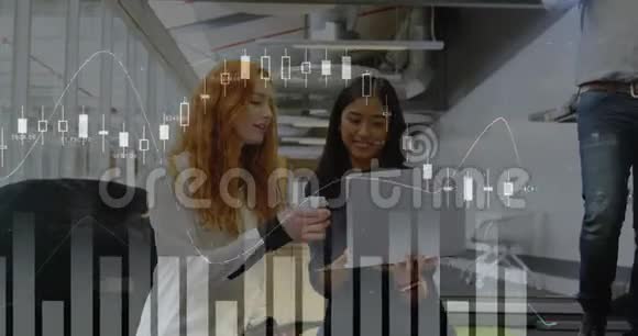 两个女商人在办公室里看笔记本电脑视频的预览图