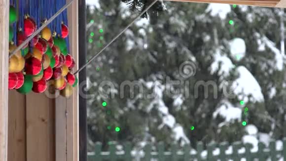 玩具在圣诞城市场的风和圣诞树背景下移动视频的预览图