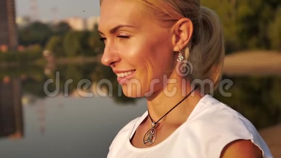 美丽的金发女人笑的肖像视频的预览图