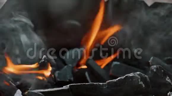 火焰烤架里着火了烧烤烧烤慢动作视频的预览图