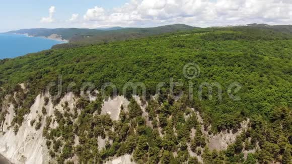 海边的岩石海岸线空中录像拍摄视频的预览图