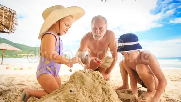 爷爷小女孩男孩开始在沙滩上冲浪视频的预览图