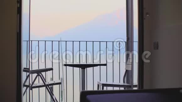 阳台上的桌子和椅子视频的预览图