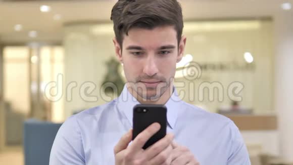 商人在智能手机上打字信息视频的预览图