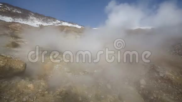 从热气蒸汽的富马耳云中喷发的天然火山硫温泉的活动视频的预览图
