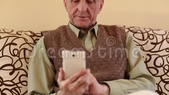 老人看着她的智能手机里的照片翻来覆去视频的预览图