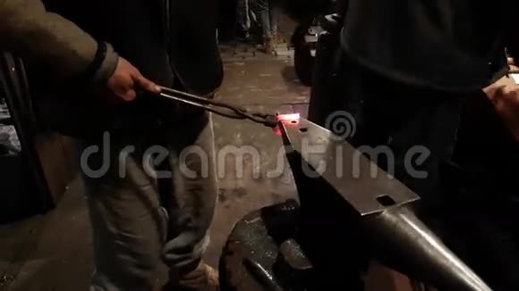 铁匠锻造马蹄铁视频的预览图