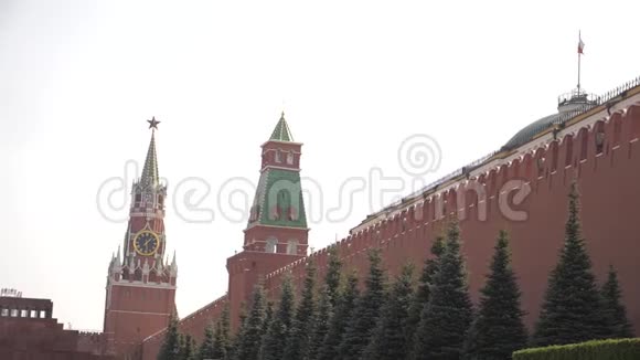 俄罗斯莫斯科阳光明媚的一天游客在克里姆林宫附近的红场散步俄罗斯旅游旅游视频的预览图