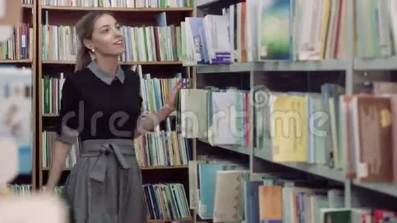 在图书馆找书的漂亮女学生画像视频的预览图