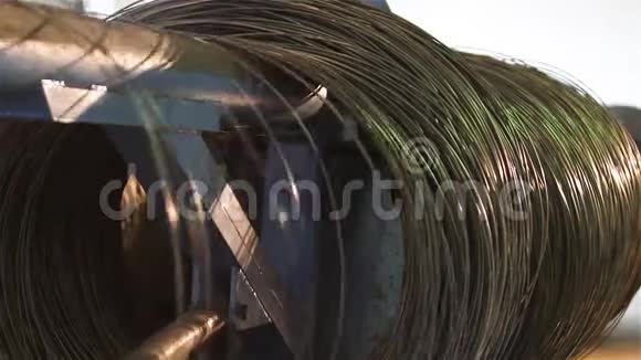 工厂生产弹簧提供电线闭合生产弹簧金属线在滚筒上金属线视频的预览图