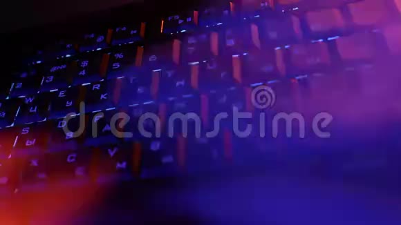 男人用橙色和蓝色的手在蓝色键盘上打字时光流逝视频的预览图