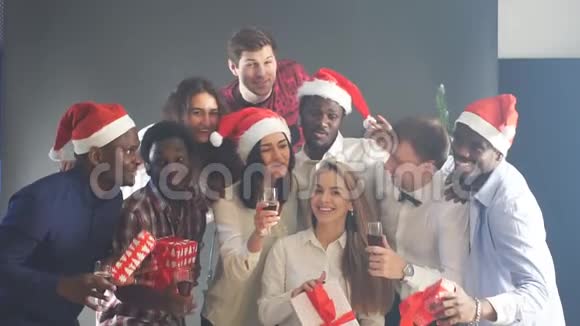 混合种族的朋友在圣诞派对微笑和看镜头慢动作视频的预览图