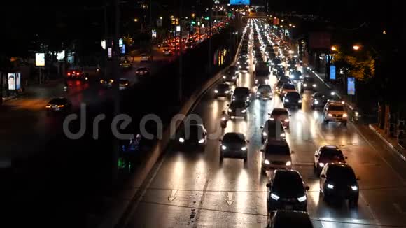 夜间城市街上交通堵塞视频的预览图