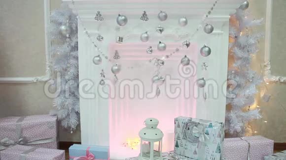 闪光的圣诞花环装饰着美丽的壁炉新年视频的预览图