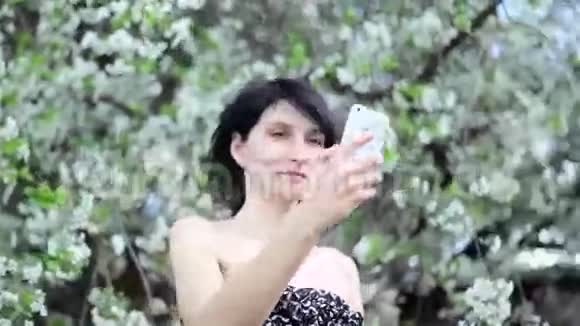 花树背景美女自拍视频的预览图