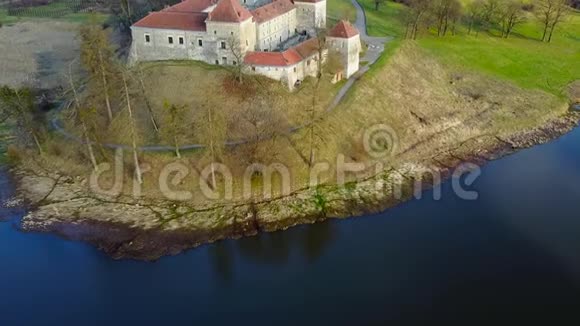 空中拍摄老城堡斯维尔日城堡视频的预览图