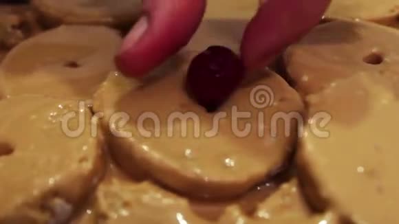 女人用樱桃装饰自制蛋糕视频的预览图