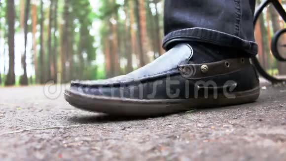 黑色专利皮鞋在露天踩或填充节奏视频的预览图